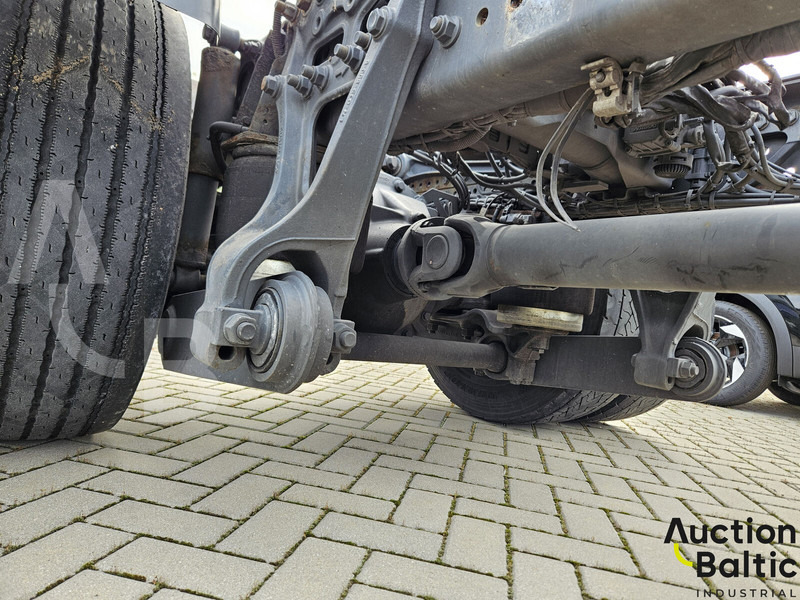 Kamion sa golom šasijom i zatvorenom kabinom Mercedes-Benz Actros 1843: slika 19