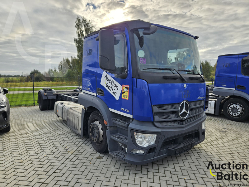 Mercedes-Benz Actros 1843 - Kamion sa golom šasijom i zatvorenom kabinom: slika 1 Mercedes-Benz Actros 1843 - Kamion sa golom šasijom i zatvorenom kabinom: slika 1