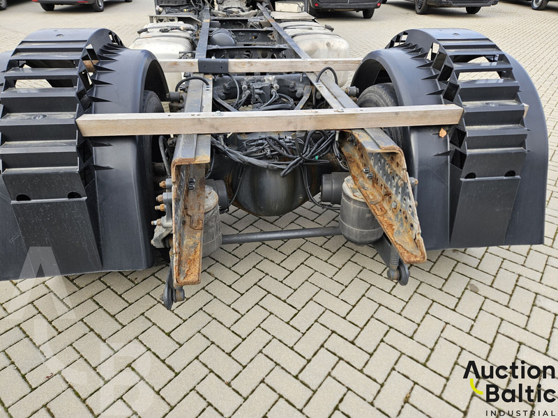Kamion sa golom šasijom i zatvorenom kabinom Mercedes-Benz Actros 1843: slika 16