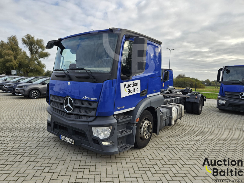 Mercedes-Benz Actros 1843 - Kamion sa golom šasijom i zatvorenom kabinom: slika 1 Mercedes-Benz Actros 1843 - Kamion sa golom šasijom i zatvorenom kabinom: slika 1