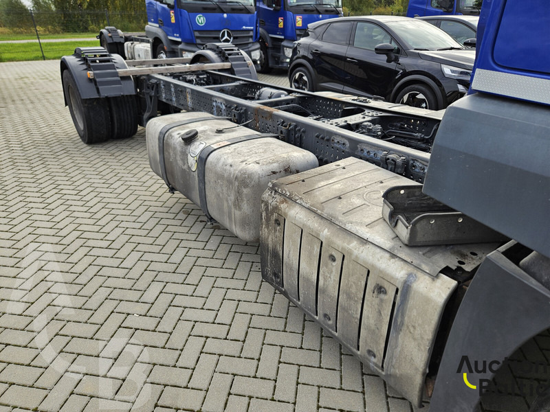 Kamion sa golom šasijom i zatvorenom kabinom Mercedes-Benz Actros 1843: slika 17