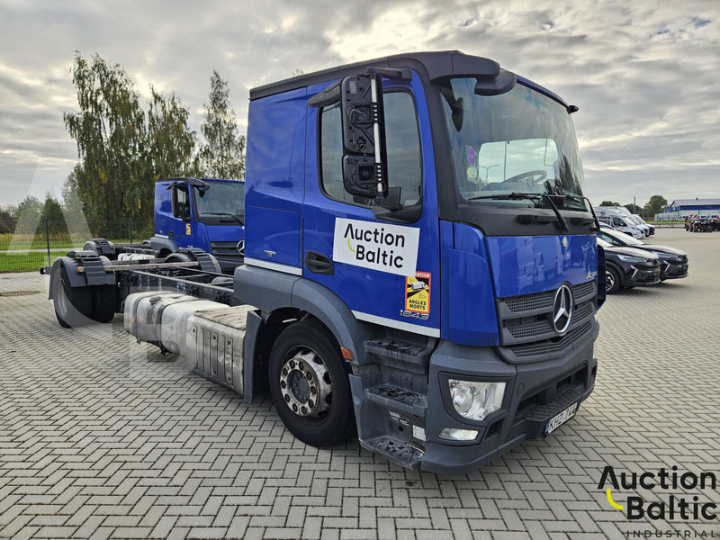 Mercedes-Benz Actros 1843 - Kamion sa golom šasijom i zatvorenom kabinom: slika 2 Mercedes-Benz Actros 1843 - Kamion sa golom šasijom i zatvorenom kabinom: slika 2