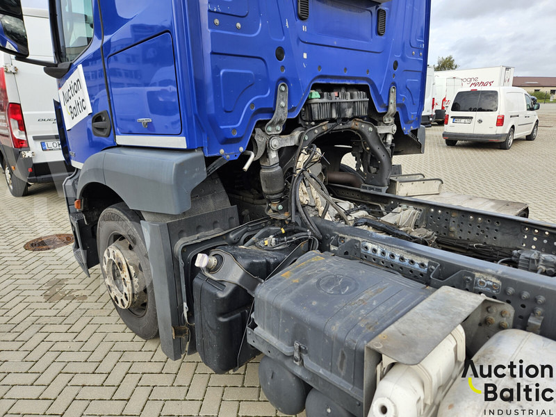 Kamion sa golom šasijom i zatvorenom kabinom Mercedes-Benz Actros 1843: slika 18
