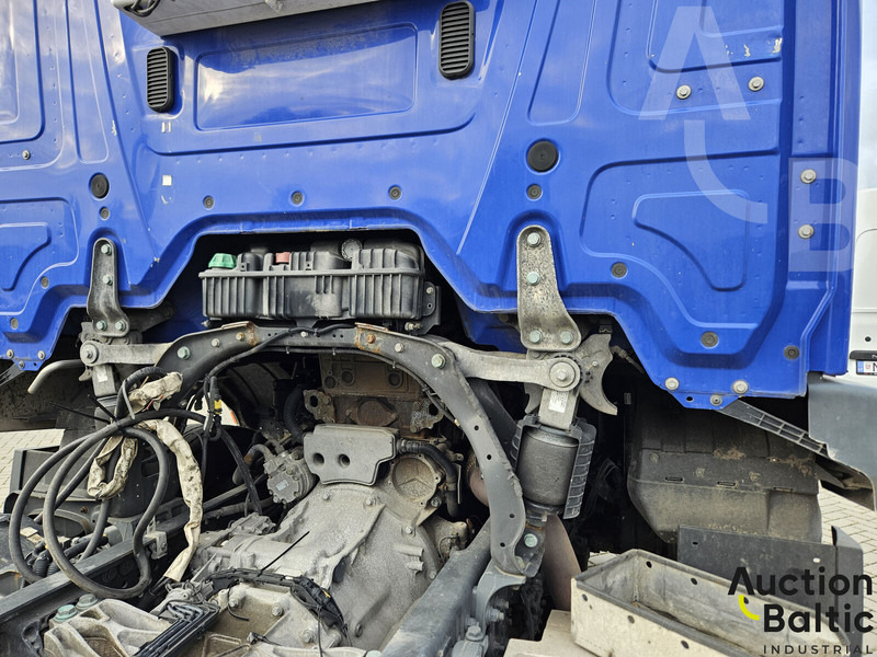 Kamion sa golom šasijom i zatvorenom kabinom Mercedes-Benz Actros 1843: slika 13