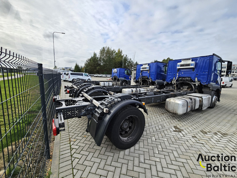 Mercedes-Benz Actros 1843 - Kamion sa golom šasijom i zatvorenom kabinom: slika 4 Mercedes-Benz Actros 1843 - Kamion sa golom šasijom i zatvorenom kabinom: slika 4