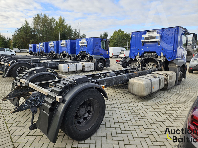 Mercedes-Benz Actros 1843 - Kamion sa golom šasijom i zatvorenom kabinom: slika 2 Mercedes-Benz Actros 1843 - Kamion sa golom šasijom i zatvorenom kabinom: slika 2
