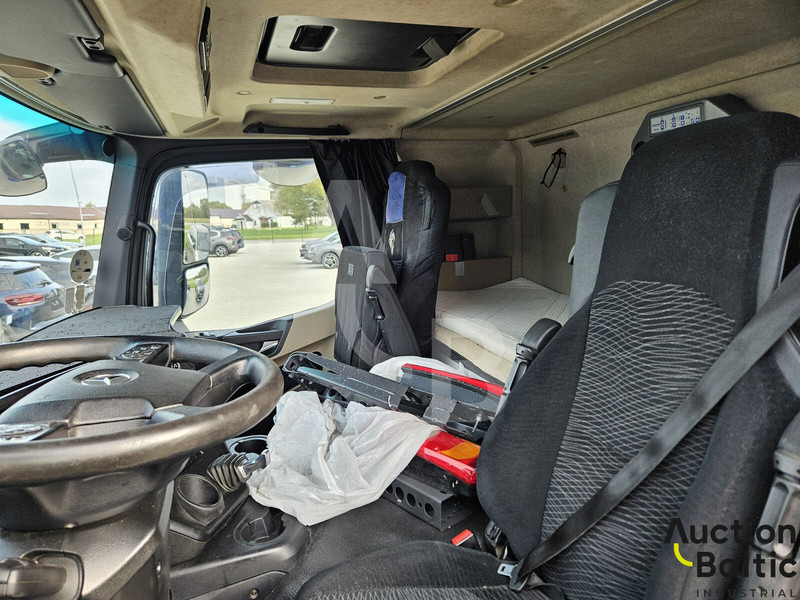 Mercedes-Benz Actros 1843 - Kamion sa golom šasijom i zatvorenom kabinom: slika 5 Mercedes-Benz Actros 1843 - Kamion sa golom šasijom i zatvorenom kabinom: slika 5