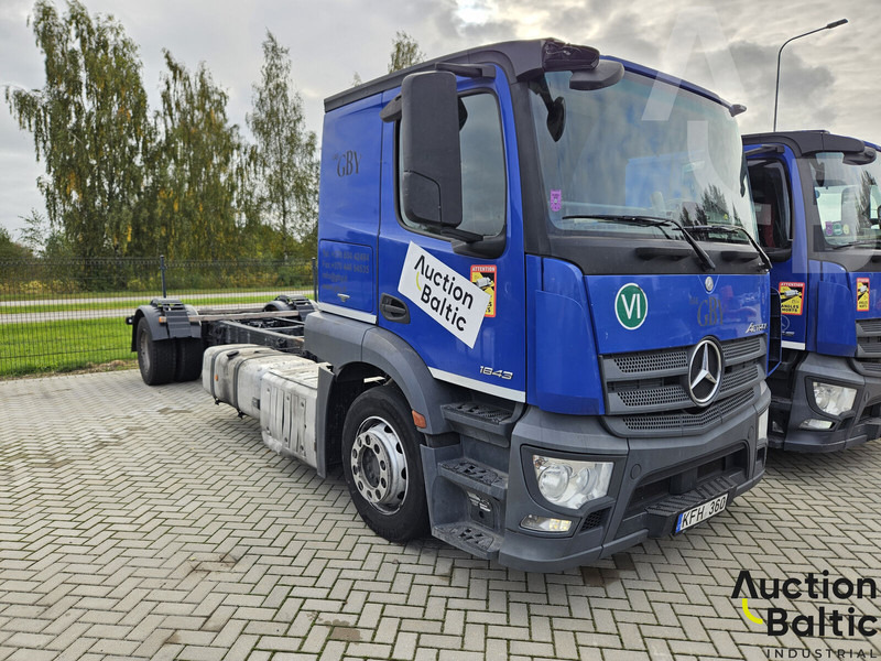 Mercedes-Benz Actros 1843 - Kamion sa golom šasijom i zatvorenom kabinom: slika 1 Mercedes-Benz Actros 1843 - Kamion sa golom šasijom i zatvorenom kabinom: slika 1