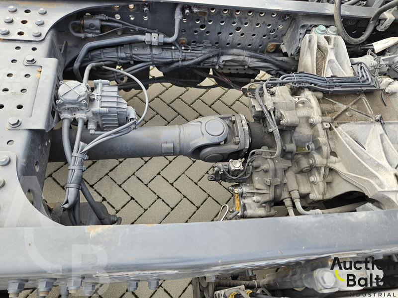 Kamion sa golom šasijom i zatvorenom kabinom Mercedes-Benz Actros 1843: slika 14
