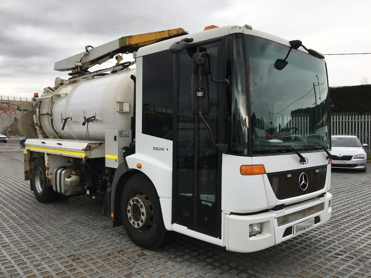 Mercedes-Benz Econic 1824 - Vakuumska cisterna: slika 1 Mercedes-Benz Econic 1824 - Vakuumska cisterna: slika 1