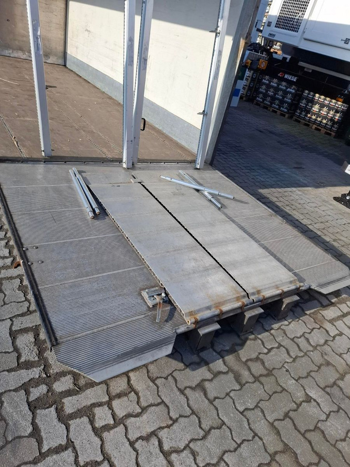 Getränke Abrollcontainer - Poluprikolica za prevoz kontejnera/ Poluprikolica sa promenjivim sandukom: slika 5 Getränke Abrollcontainer - Poluprikolica za prevoz kontejnera/ Poluprikolica sa promenjivim sandukom: slika 5