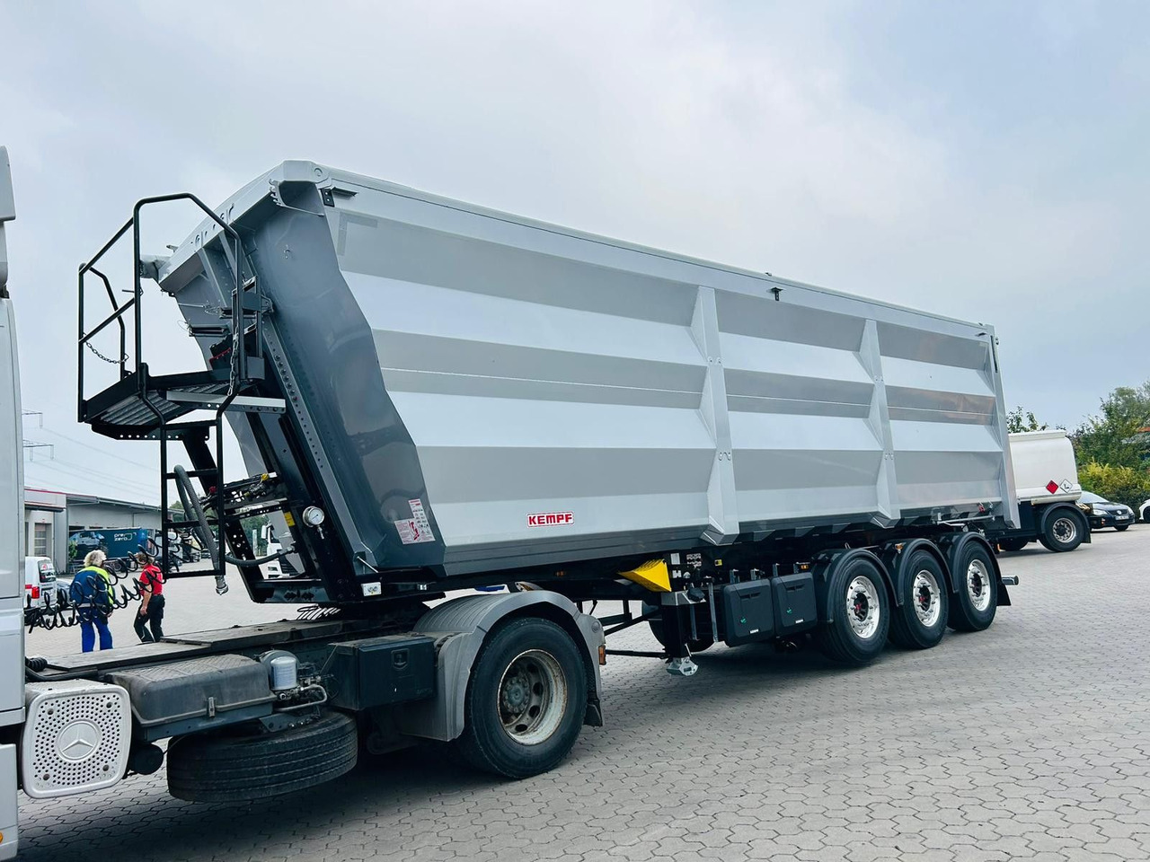 Kempf SKM 36/3 SHL-Light 3-Achs Stahl Kipper 51m³ - Poluprikolica istovarivača: slika 1 Kempf SKM 36/3 SHL-Light 3-Achs Stahl Kipper 51m³ - Poluprikolica istovarivača: slika 1