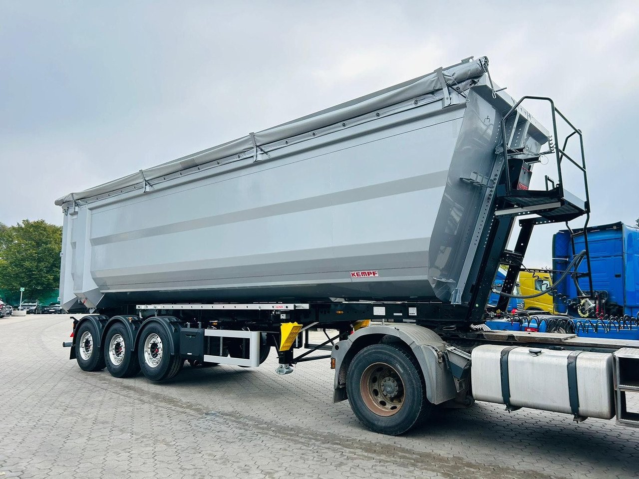 Kempf SKM 36/3 SR-Membran Stahl Halbrundmulde 50m³ - Poluprikolica istovarivača: slika 3 Kempf SKM 36/3 SR-Membran Stahl Halbrundmulde 50m³ - Poluprikolica istovarivača: slika 3