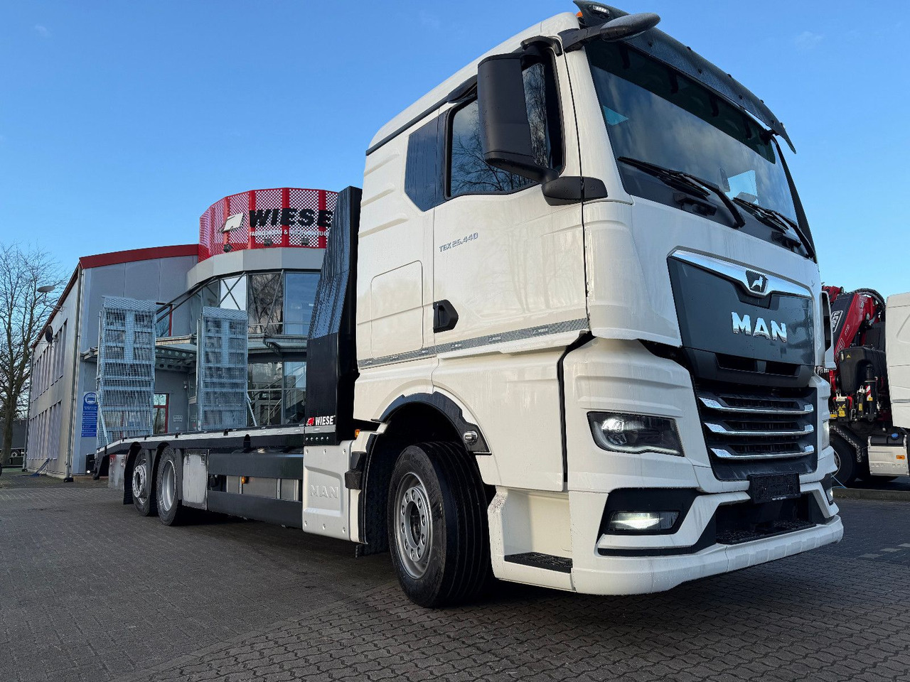 MAN Baumaschinen-  Arbeitsbühnentransporter Rampen - Kamion sa tovarnim sandukom: slika 2 MAN Baumaschinen-  Arbeitsbühnentransporter Rampen - Kamion sa tovarnim sandukom: slika 2