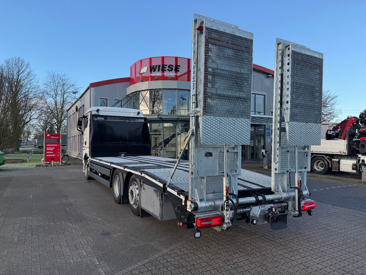 MAN Baumaschinen-  Arbeitsbühnentransporter Rampen - Kamion za prevoz automobila: slika 5 MAN Baumaschinen-  Arbeitsbühnentransporter Rampen - Kamion za prevoz automobila: slika 5