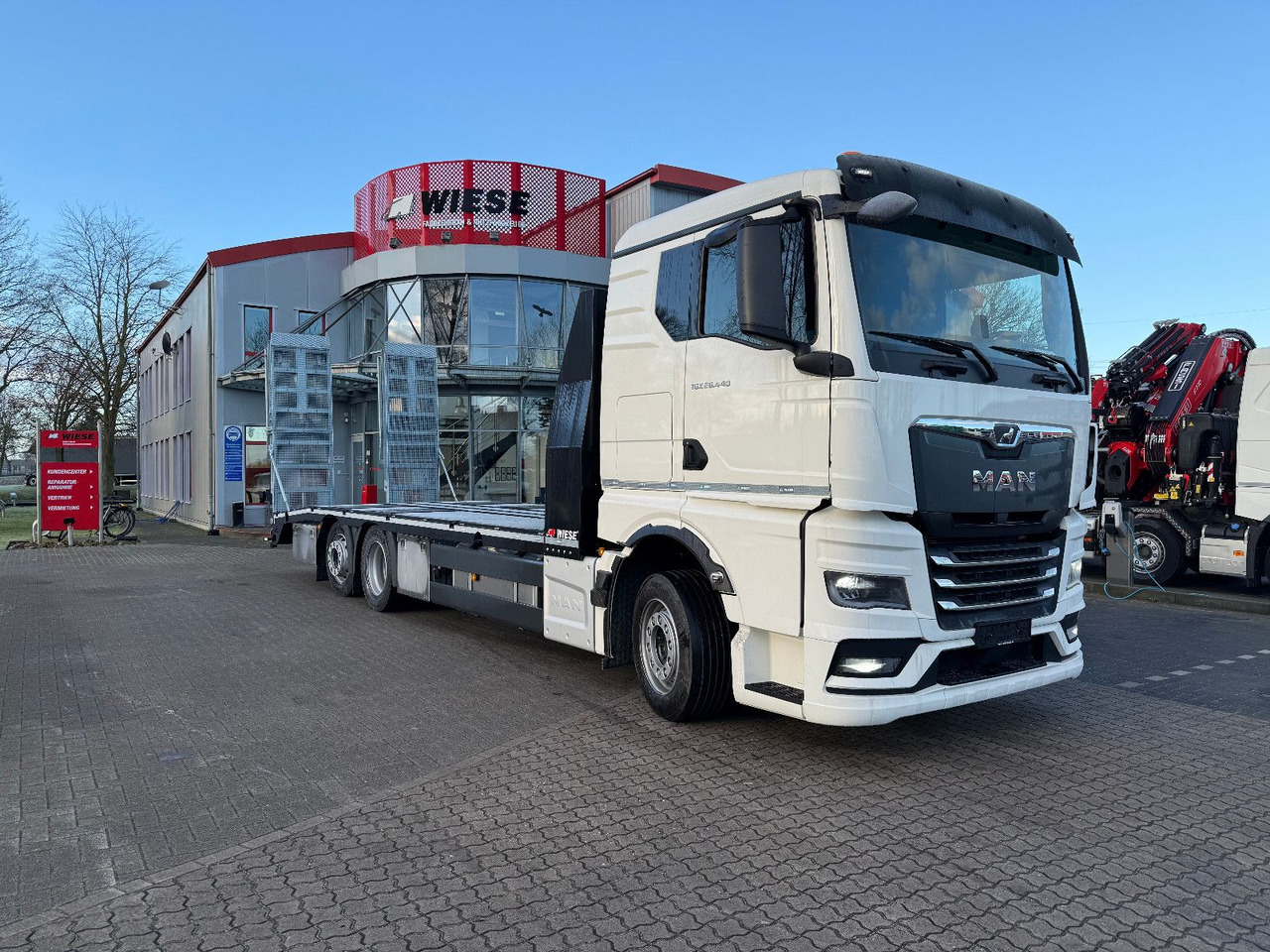 MAN Baumaschinen-  Arbeitsbühnentransporter Rampen - Kamion za prevoz automobila: slika 2 MAN Baumaschinen-  Arbeitsbühnentransporter Rampen - Kamion za prevoz automobila: slika 2