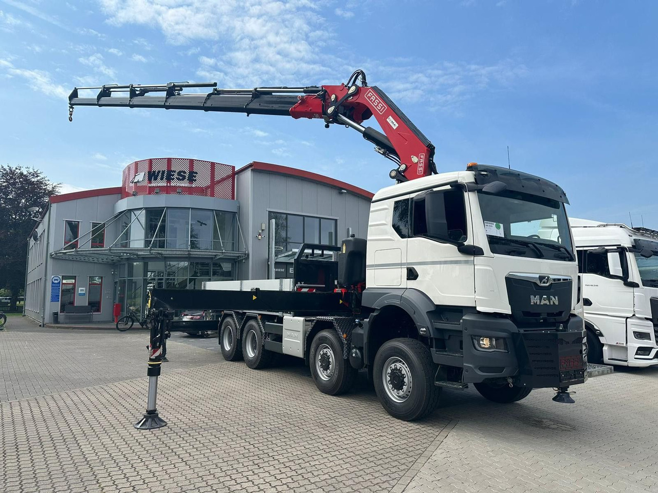 MAN TGS 41.520 8x8 mit Fassi Ladekran F710RA.2.26 - Kamion sa tovarnim sandukom: slika 1 MAN TGS 41.520 8x8 mit Fassi Ladekran F710RA.2.26 - Kamion sa tovarnim sandukom: slika 1