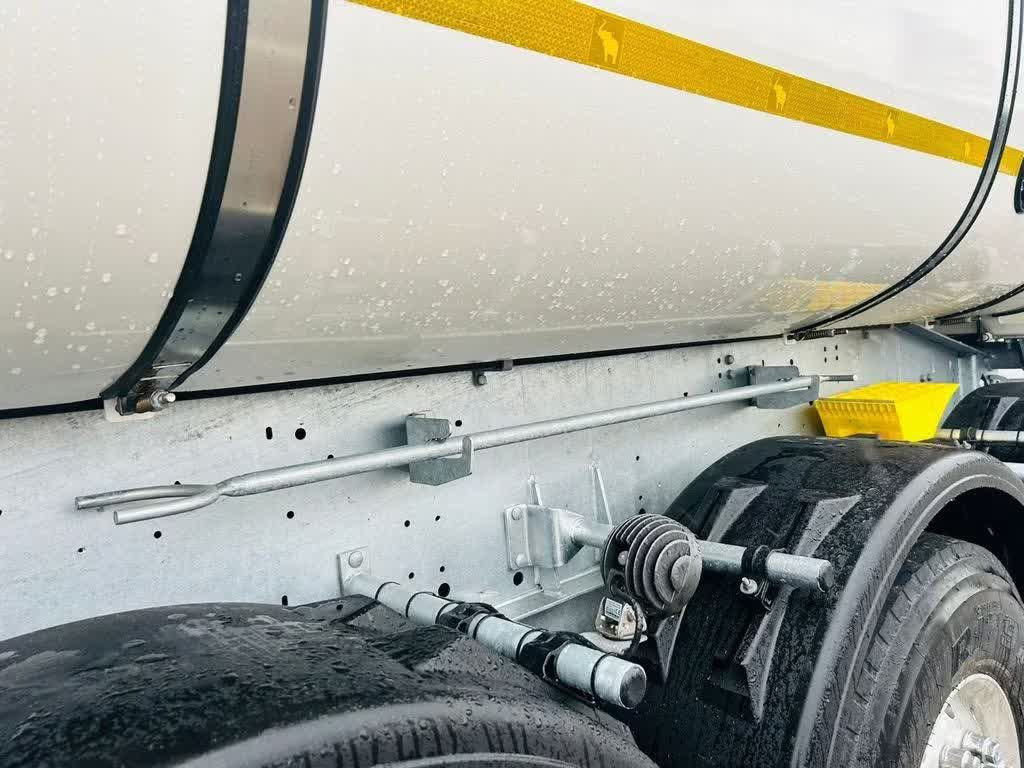 Schmitz Cargobull Thermomulde 24m³ isoliert elektrisches Verdeck - Poluprikolica istovarivača: slika 4 Schmitz Cargobull Thermomulde 24m³ isoliert elektrisches Verdeck - Poluprikolica istovarivača: slika 4
