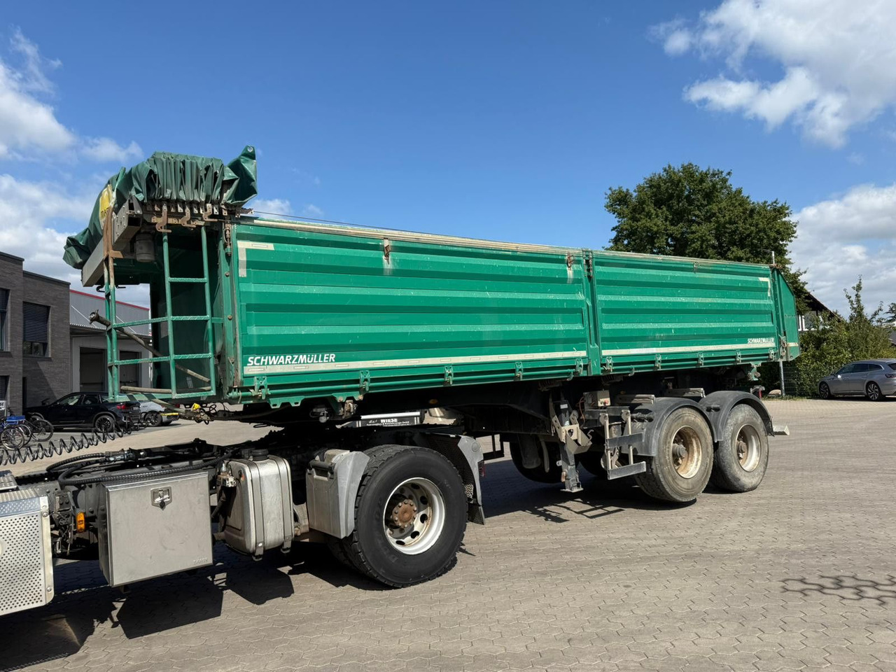 Schwarzmüller 2 Achs Dreiseitenkipper 21m³ mit elektr. Verdeck - Prikolica istovarivača: slika 4 Schwarzmüller 2 Achs Dreiseitenkipper 21m³ mit elektr. Verdeck - Prikolica istovarivača: slika 4