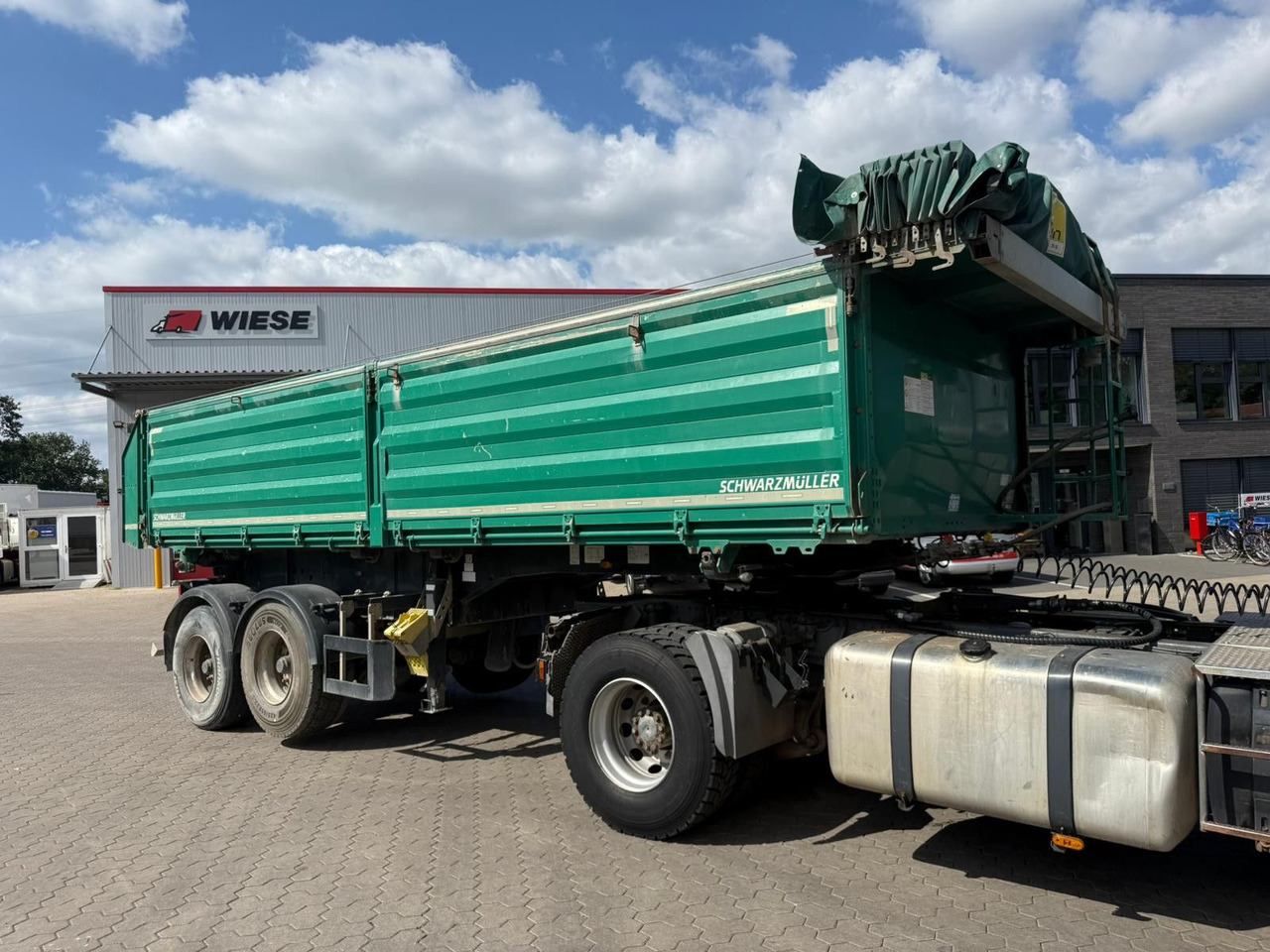 Schwarzmüller 2 Achs Dreiseitenkipper 21m³ mit elektr. Verdeck - Prikolica istovarivača: slika 2 Schwarzmüller 2 Achs Dreiseitenkipper 21m³ mit elektr. Verdeck - Prikolica istovarivača: slika 2