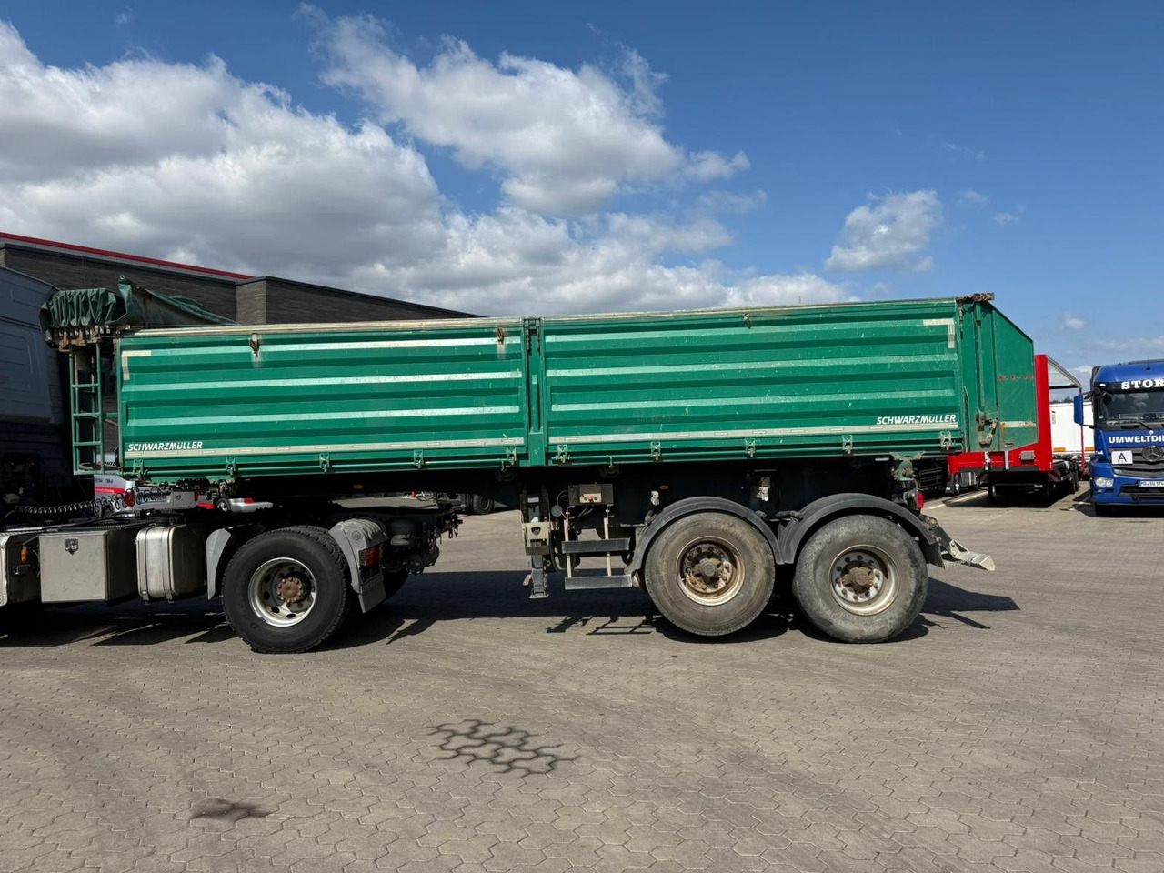 Schwarzmüller 2 Achs Dreiseitenkipper 21m³ mit elektr. Verdeck - Prikolica istovarivača: slika 5 Schwarzmüller 2 Achs Dreiseitenkipper 21m³ mit elektr. Verdeck - Prikolica istovarivača: slika 5