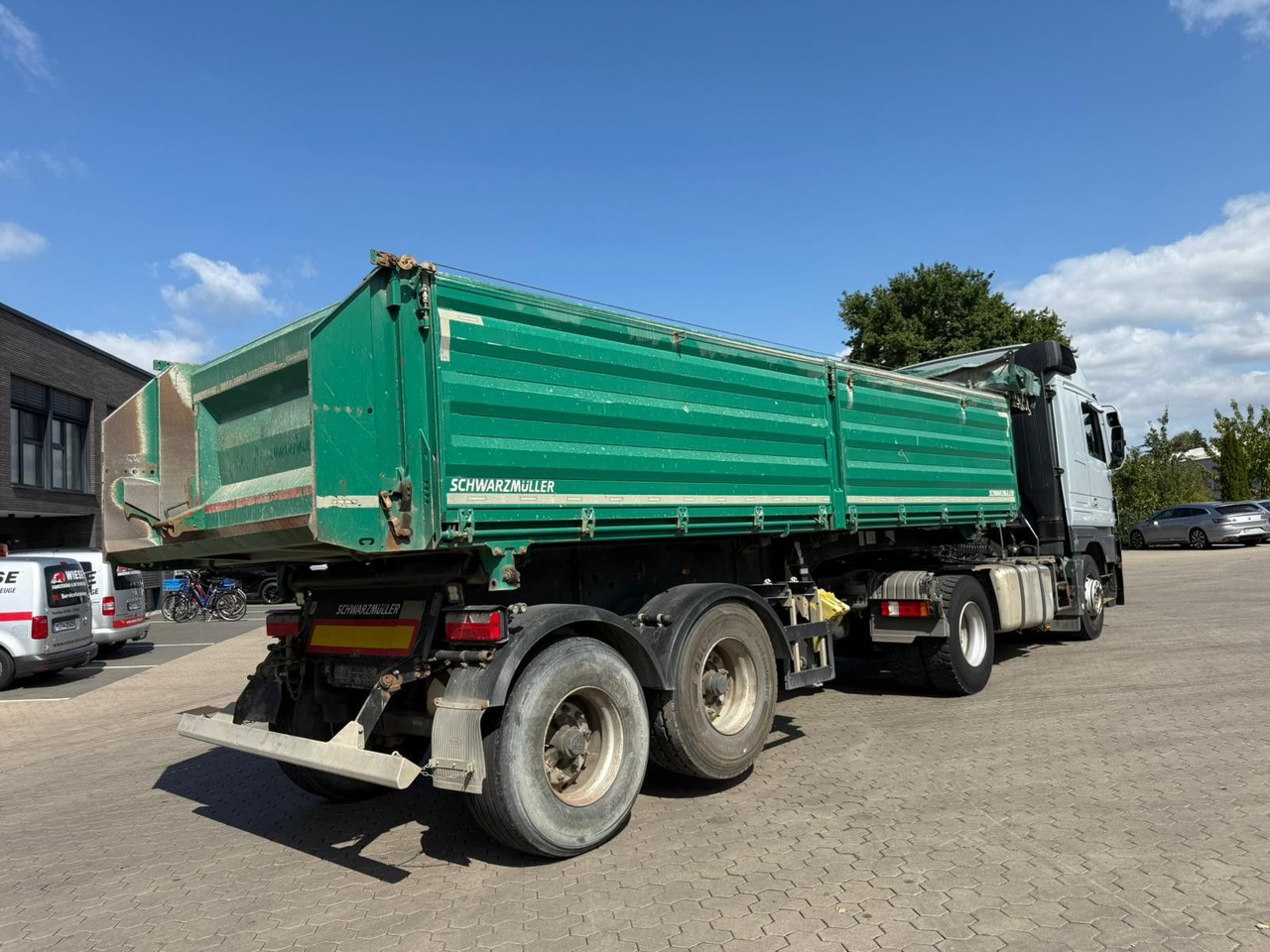 Schwarzmüller 2 Achs Dreiseitenkipper 21m³ mit elektr. Verdeck - Prikolica istovarivača: slika 3 Schwarzmüller 2 Achs Dreiseitenkipper 21m³ mit elektr. Verdeck - Prikolica istovarivača: slika 3