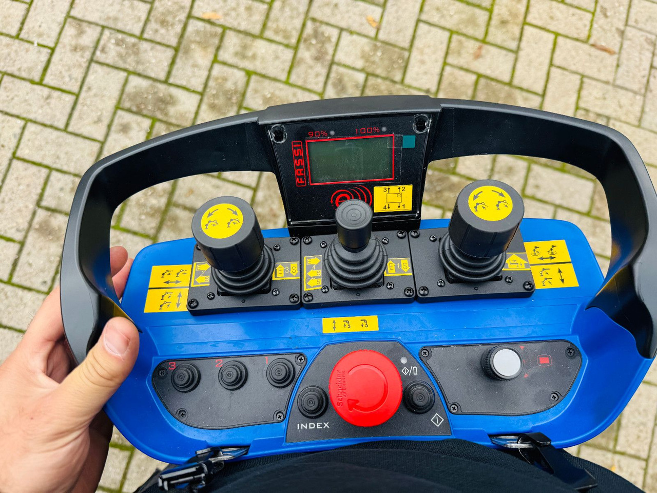 Volvo FH 500 8x4 Kran F820 RA2.27 Jib & Winde Sofort - Tegljač: slika 4 Volvo FH 500 8x4 Kran F820 RA2.27 Jib & Winde Sofort - Tegljač: slika 4