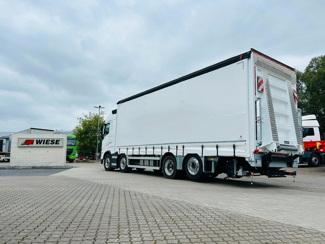 Volvo FH 500 Gabelstaplertransporter LBW Dhollandia 9t - Kamion sa ceradom: slika 3 Volvo FH 500 Gabelstaplertransporter LBW Dhollandia 9t - Kamion sa ceradom: slika 3