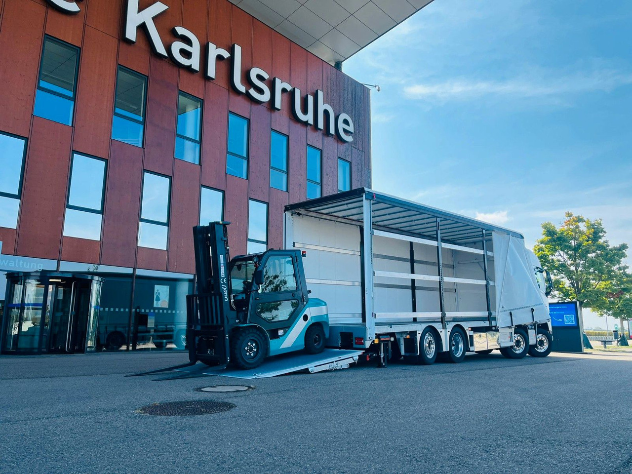 Volvo FH 500 Gabelstaplertransporter LBW Dhollandia 9t - Kamion sa ceradom: slika 4 Volvo FH 500 Gabelstaplertransporter LBW Dhollandia 9t - Kamion sa ceradom: slika 4