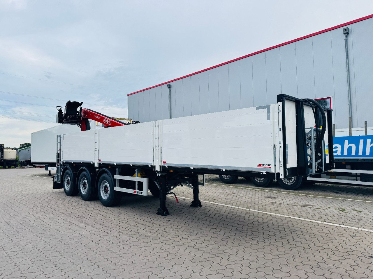 Wiese Baustoffauflieger - Heckkran Kran Fassi - Plato poluprikolica: slika 3 Wiese Baustoffauflieger - Heckkran Kran Fassi - Plato poluprikolica: slika 3