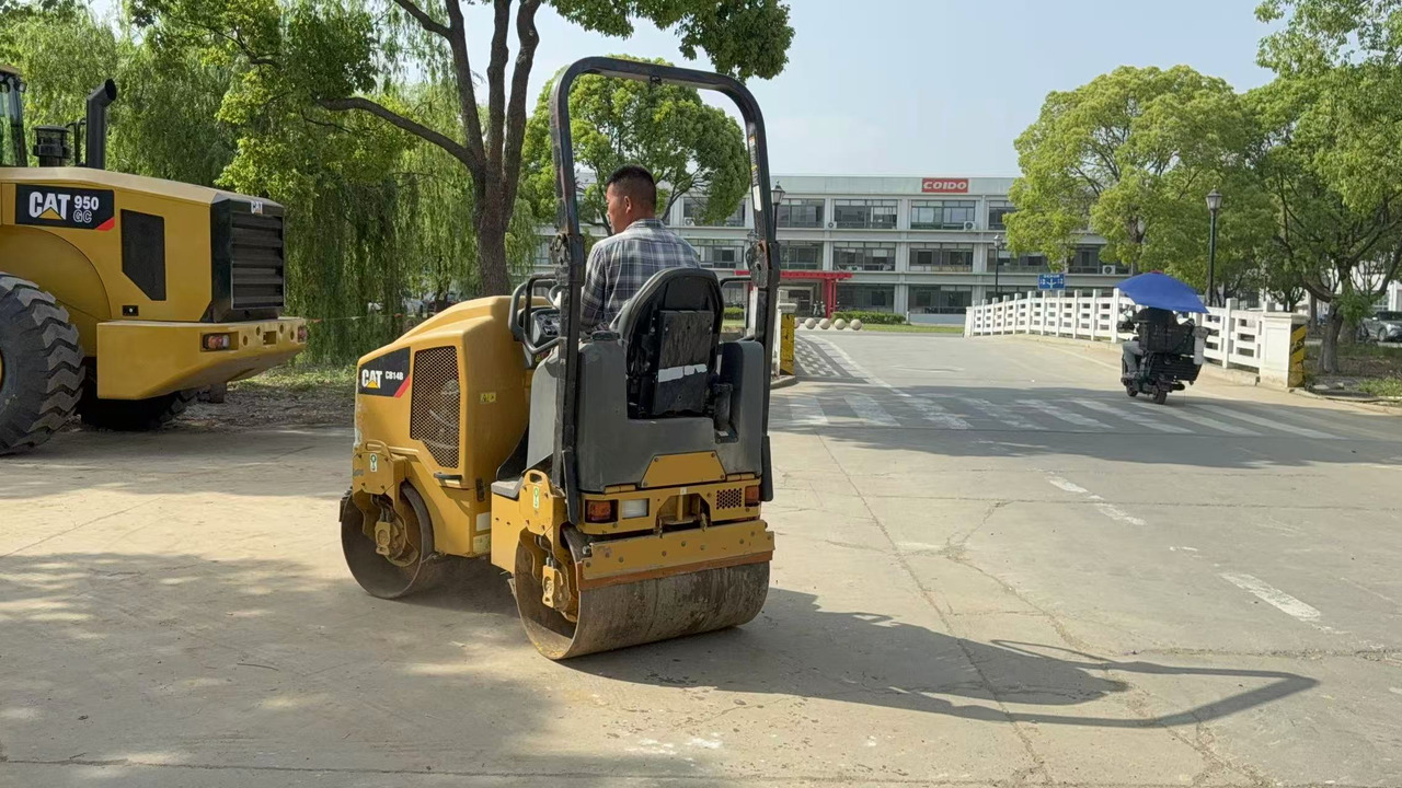 CATERPILLAR CB14B - Valjak: slika 1 CATERPILLAR CB14B - Valjak: slika 1