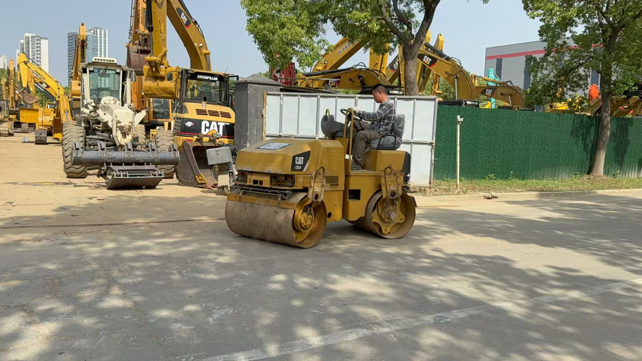 CATERPILLAR CB24B - Valjak: slika 1 CATERPILLAR CB24B - Valjak: slika 1