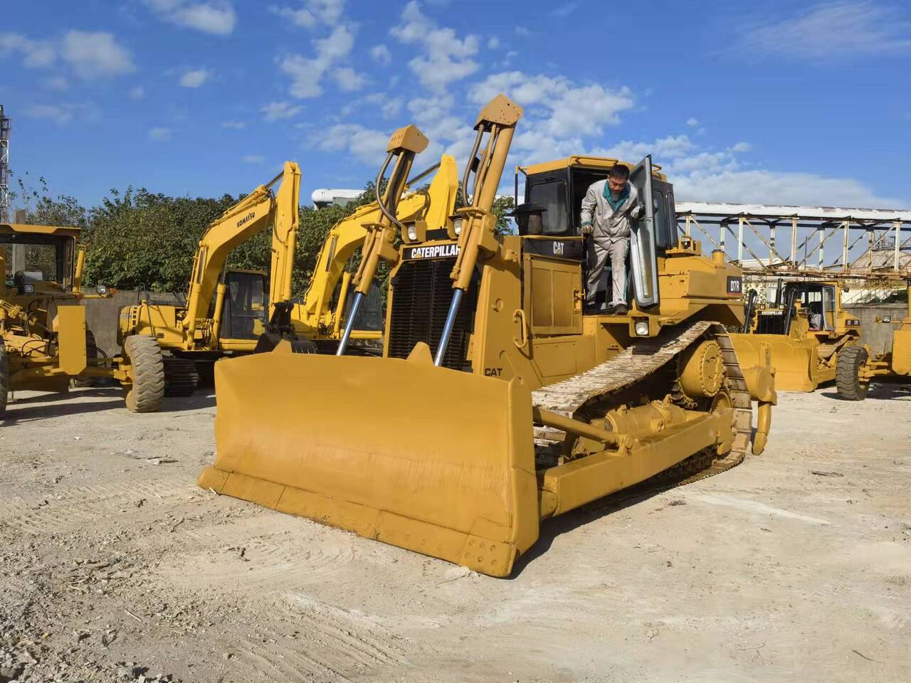 CATERPILLAR D7R - Buldožer: slika 1 CATERPILLAR D7R - Buldožer: slika 1