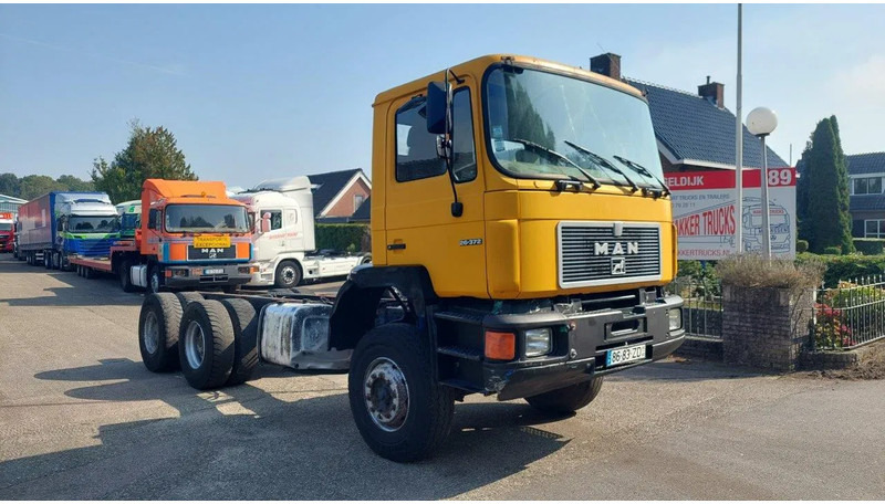 MAN 26.372 MANUAL ZF GEARBOX STEEL SUSPENSION 6X4 - Kamion sa golom šasijom i zatvorenom kabinom: slika 3 MAN 26.372 MANUAL ZF GEARBOX STEEL SUSPENSION 6X4 - Kamion sa golom šasijom i zatvorenom kabinom: slika 3