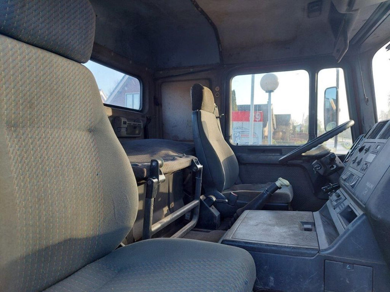 Interior photo 3: Kamion sa golom šasijom i zatvorenom kabinom MAN 26.463 6X4 CHASSIS