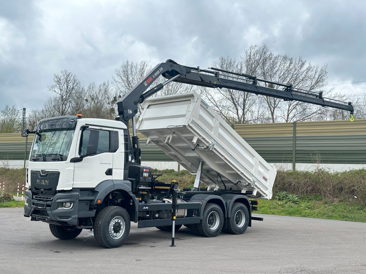 MAN TGS 33.440 6x6 /3-Seiten- Kipper / HIAB 228-4 - Istovarivač, Kamion sa dizalicom: slika 1 MAN TGS 33.440 6x6 /3-Seiten- Kipper / HIAB 228-4 - Istovarivač, Kamion sa dizalicom: slika 1