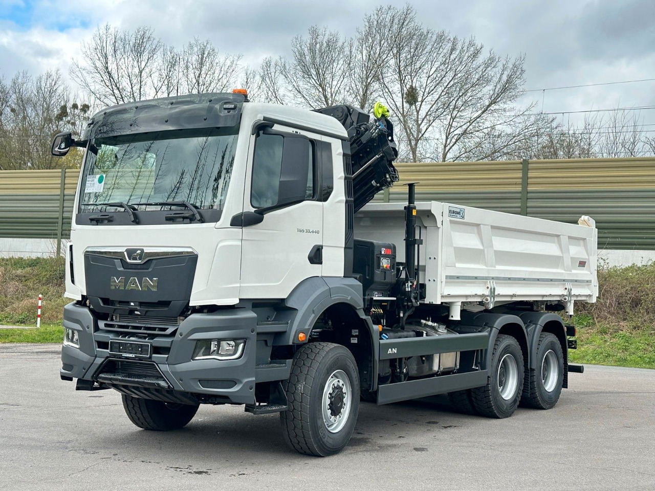 MAN TGS 33.440 6x6 /3-Seiten- Kipper / HIAB 228-4 - Istovarivač, Kamion sa dizalicom: slika 2 MAN TGS 33.440 6x6 /3-Seiten- Kipper / HIAB 228-4 - Istovarivač, Kamion sa dizalicom: slika 2