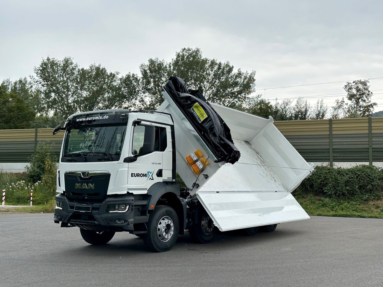 MAN TGS 35.480 8x4 EuromixMTP 3-Seiten-Kipper MAN TGS 35.480 8x4 EuromixMTP 3-Seiten-Kipper - Istovarivač: slika 2 MAN TGS 35.480 8x4 EuromixMTP 3-Seiten-Kipper MAN TGS 35.480 8x4 EuromixMTP 3-Seiten-Kipper - Istovarivač: slika 2