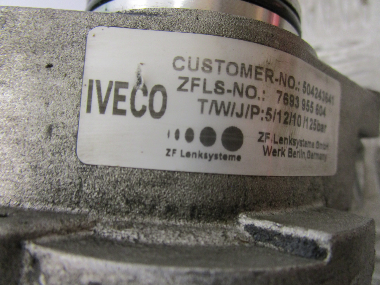 IVECO DAILY 3.0 POWER STEERING PUMP & DRIVE P/NO 7693955604 - Upravljački sistem za Kamion: slika 2 IVECO DAILY 3.0 POWER STEERING PUMP & DRIVE P/NO 7693955604 - Upravljački sistem za Kamion: slika 2