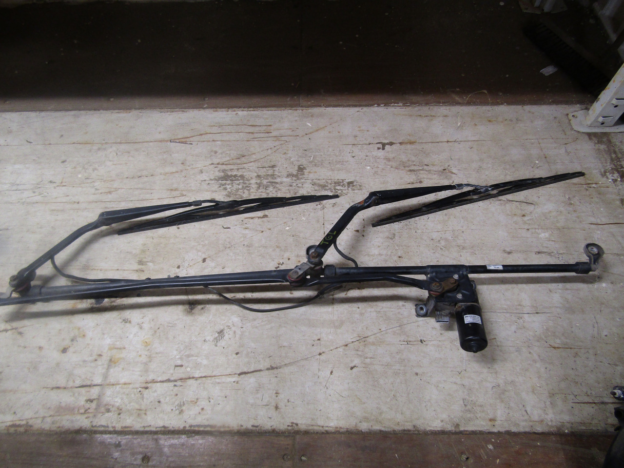 MAN TGL / TGM COMPLETE WIPER MECHANISM 81.26401.6142 - Kabina i enterijer za Kamion: slika 1 MAN TGL / TGM COMPLETE WIPER MECHANISM 81.26401.6142 - Kabina i enterijer za Kamion: slika 1