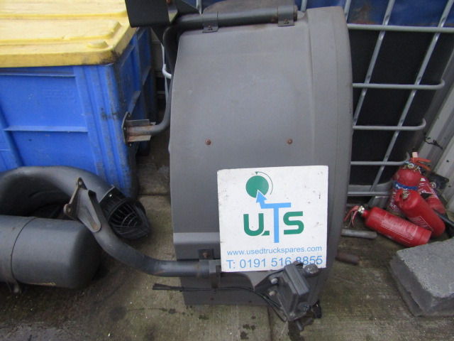 MERCEDES AXOR REAR CAB MUDGUARD & STAYS PASSENGER SIDE COMPLETE - Karoserija i eksterijer za Kamion: slika 1 MERCEDES AXOR REAR CAB MUDGUARD & STAYS PASSENGER SIDE COMPLETE - Karoserija i eksterijer za Kamion: slika 1