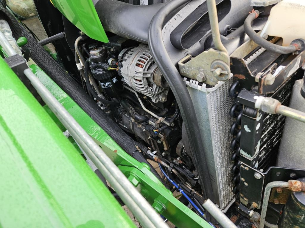 John Deere 4720 - Komunalni traktor: slika 3 John Deere 4720 - Komunalni traktor: slika 3