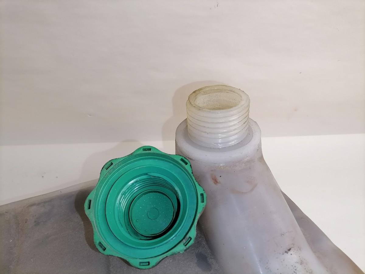 MAN Expansion tank 81061026203 - Univerzalni deo za Kamion: slika 4 MAN Expansion tank 81061026203 - Univerzalni deo za Kamion: slika 4