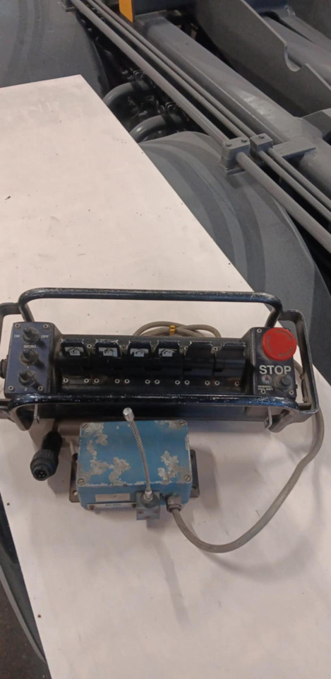 SCANRECO SCANRECO RC400 remote + receiver RC400 - Hidraulika za Kamion: slika 1 SCANRECO SCANRECO RC400 remote + receiver RC400 - Hidraulika za Kamion: slika 1