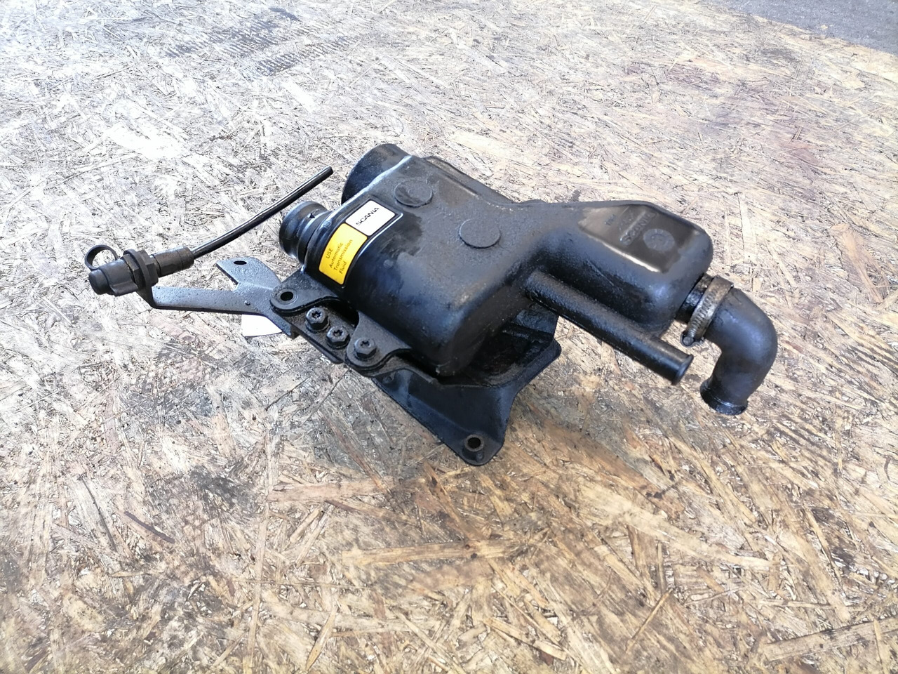 Scania Scania steering oil tank 1461351 - Servo crevo za Kamion: slika 2 Scania Scania steering oil tank 1461351 - Servo crevo za Kamion: slika 2