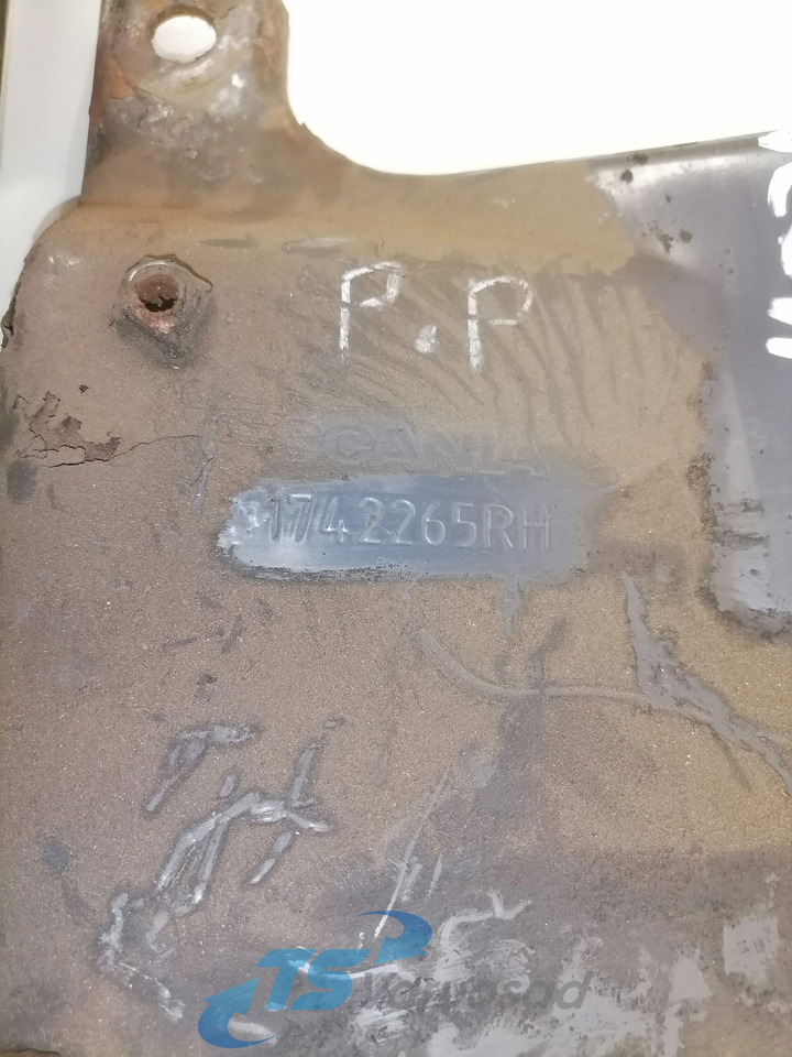 Scania lower grille carrier hinge 1742265 - Rešetka za Kamion: slika 3 Scania lower grille carrier hinge 1742265 - Rešetka za Kamion: slika 3