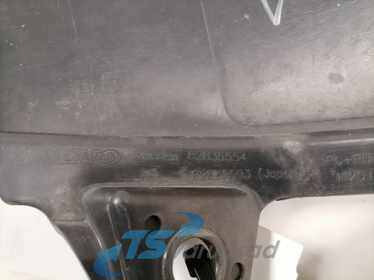 Volvo Plastikdetail 82835554 - Aerodinamika/ Spojler za Kamion: slika 4 Volvo Plastikdetail 82835554 - Aerodinamika/ Spojler za Kamion: slika 4