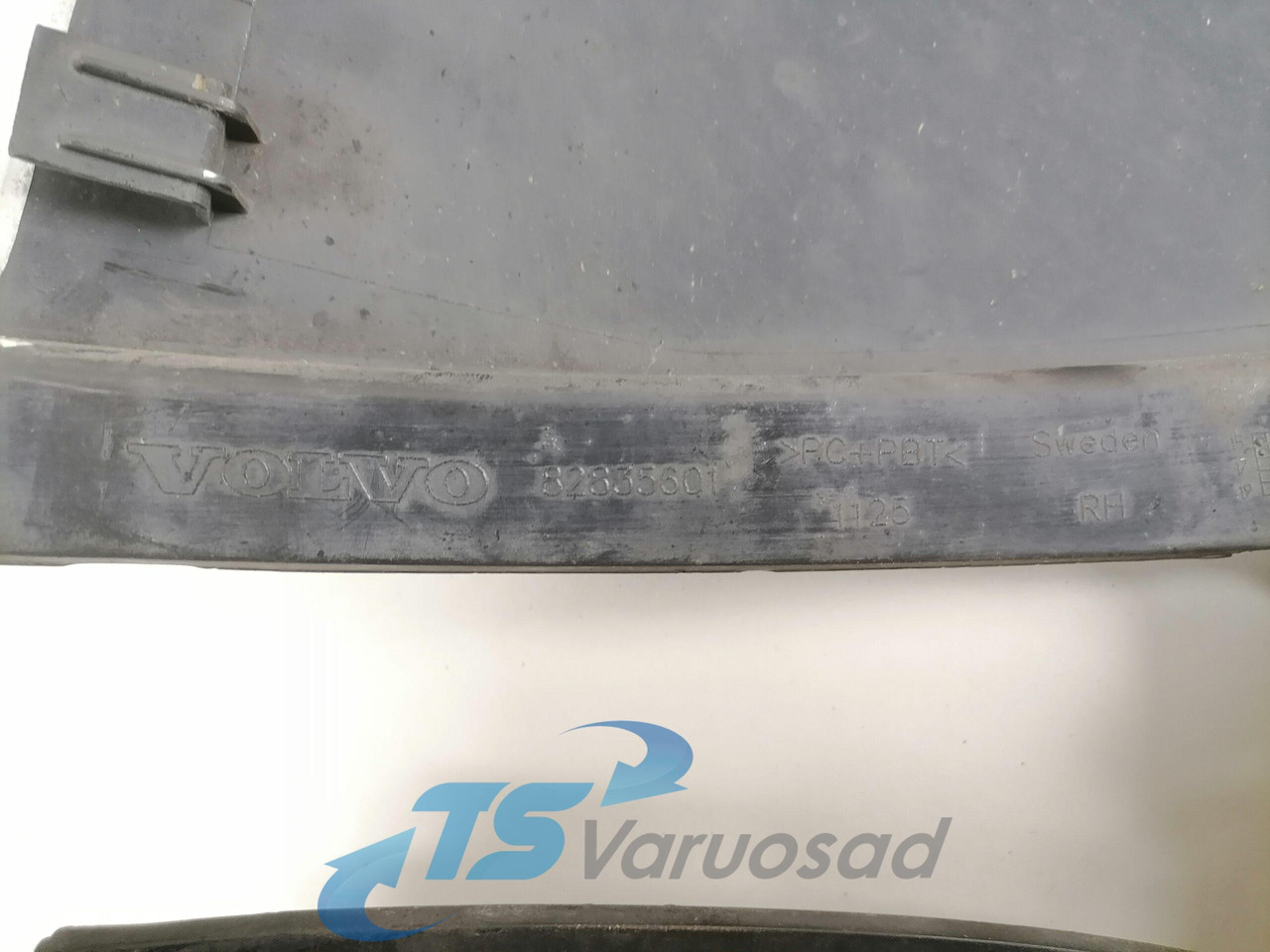 Volvo Plastikdetail 82835554 - Aerodinamika/ Spojler za Kamion: slika 3 Volvo Plastikdetail 82835554 - Aerodinamika/ Spojler za Kamion: slika 3