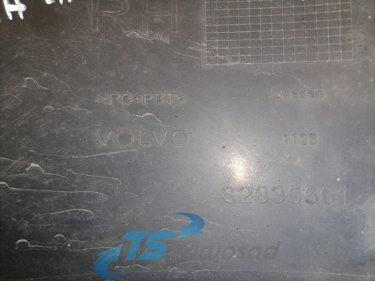 Volvo Plastikdetail 82835601 - Aerodinamika/ Spojler za Kamion: slika 3 Volvo Plastikdetail 82835601 - Aerodinamika/ Spojler za Kamion: slika 3