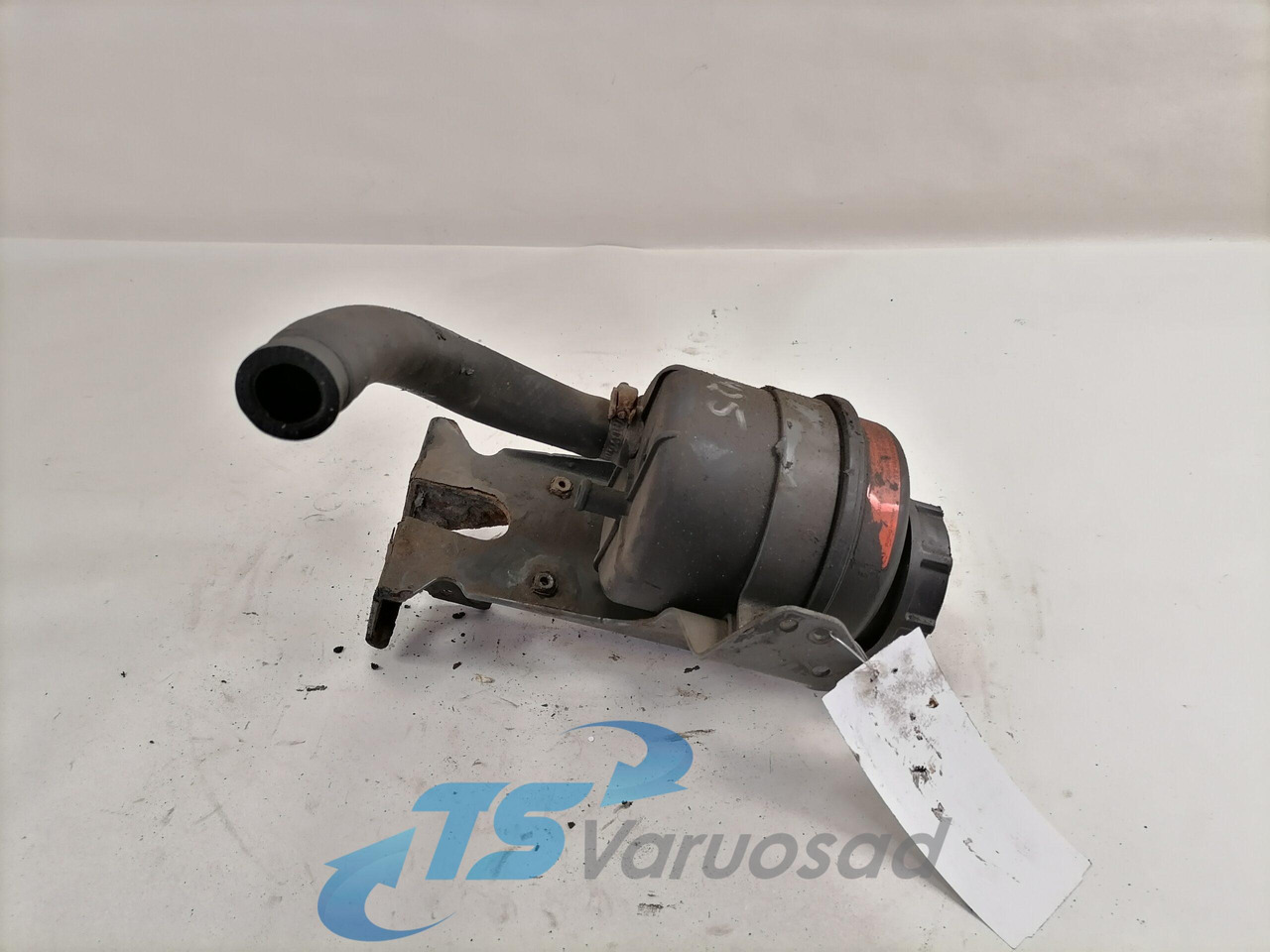 Volvo Steering oil tank+ bracket 1592945 - Servo crevo za Kamion: slika 1 Volvo Steering oil tank+ bracket 1592945 - Servo crevo za Kamion: slika 1